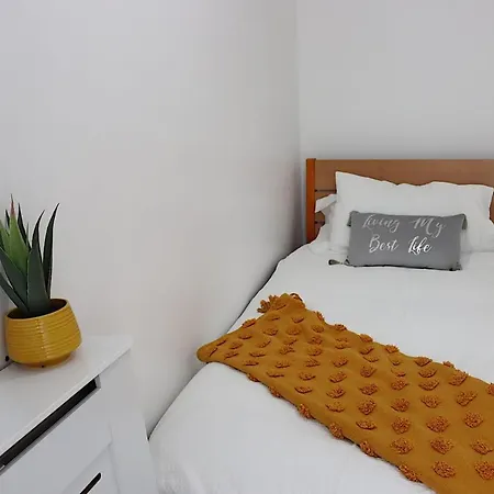 Holiday home Stunning 3 Bedroom With Patio And Back Garden *