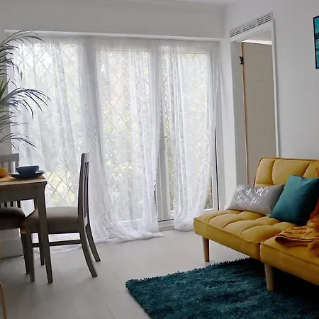 Stunning 3 Bedroom With Patio And Back Garden