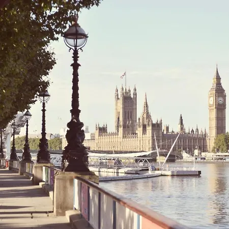 Chic And At Chapter South Bank In Apartment London