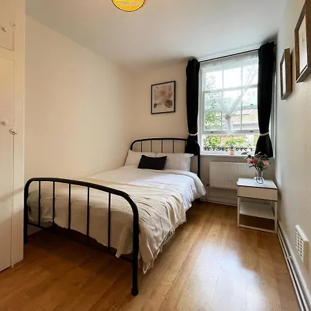 Lisa's Place Near Kings Cross - 2 Double Beds, 1 Sofa Bed, Great Location, Ideal For Families Apartment *
