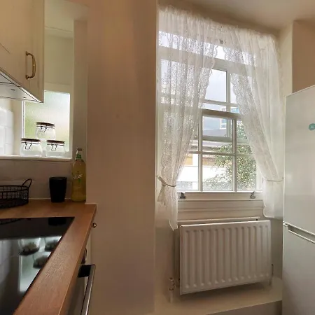 Apartment Lisa's Place Near Kings Cross - 2 Double Beds, 1 Sofa Bed, Great Location, Ideal For Families *
