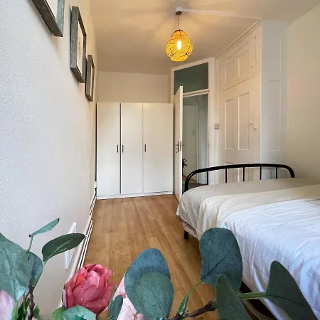 Lisa's Place Near Kings Cross - 2 Double Beds, 1 Sofa Bed, Great Location, Ideal For Families * London