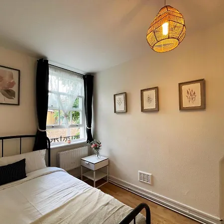 Lisa's Place Near Kings Cross - 2 Double Beds, 1 Sofa Bed, Great Location, Ideal For Families Apartment *
