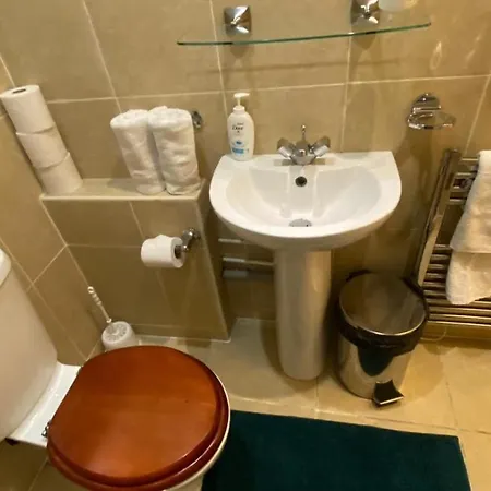 Stylish And Inviting Studio Flat In Coveted Chelsea Location *