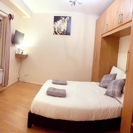 Stylish And Inviting Studio Flat In Coveted Chelsea Location