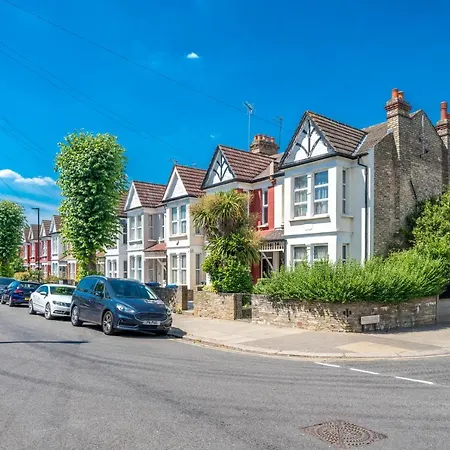 Homely 4-bedroom With 2 Baths & Free Parking Homestay London