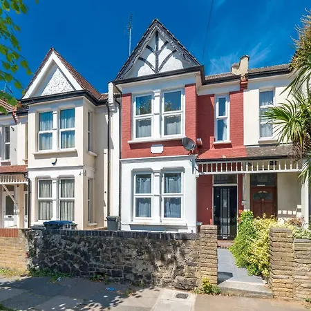 Homestay Homely 4-bedroom With 2 Baths & Free Parking *