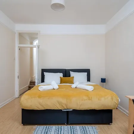 Homely 4-bedroom With 2 Baths & Free Parking
