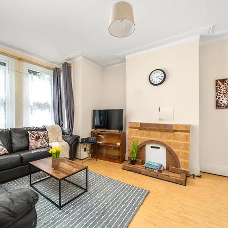 Homestay Homely 4-bedroom With 2 Baths & Free Parking London