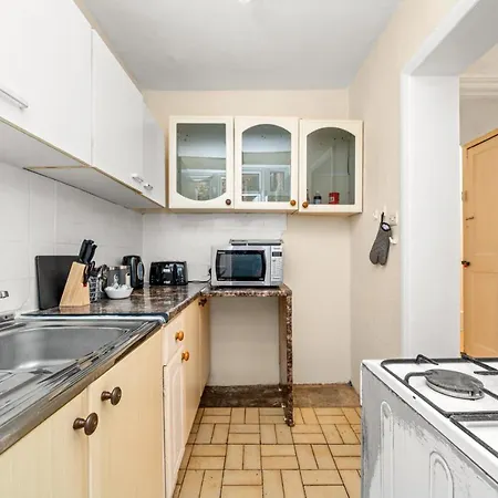 Homely 4-bedroom With 2 Baths & Free Parking Homestay London