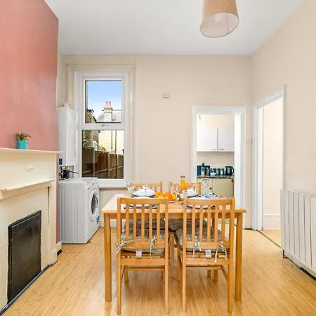 Homely 4-bedroom With 2 Baths & Free Parking Homestay *