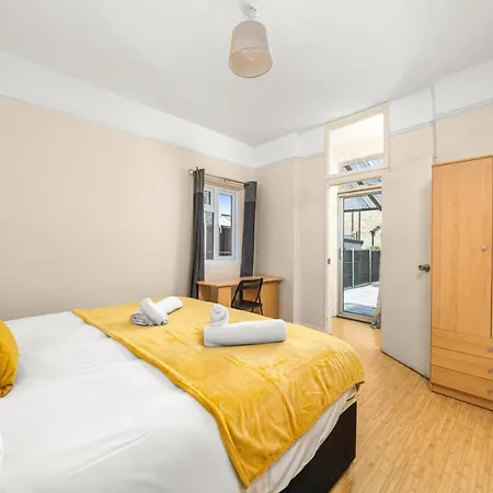 Homely 4-bedroom With 2 Baths & Free Parking Homestay London
