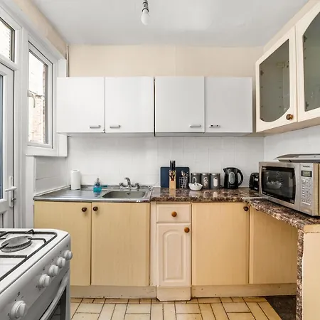 Homestay Homely 4-bedroom With 2 Baths & Free Parking London