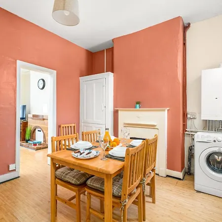 Homely 4-bedroom With 2 Baths & Free Parking Homestay