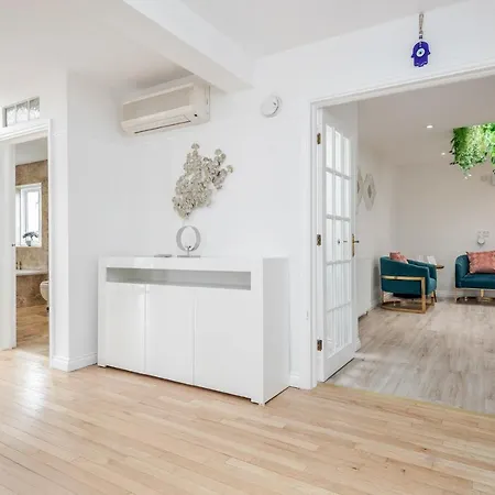 Large Penthouse By Damask Homes With Parking Apartment Redbridge