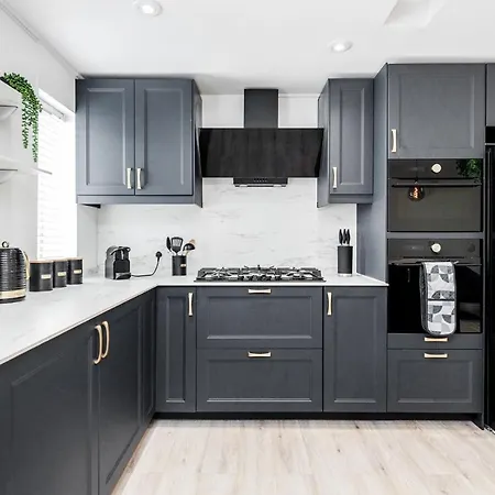 Apartment Large Penthouse By Damask Homes With Parking *