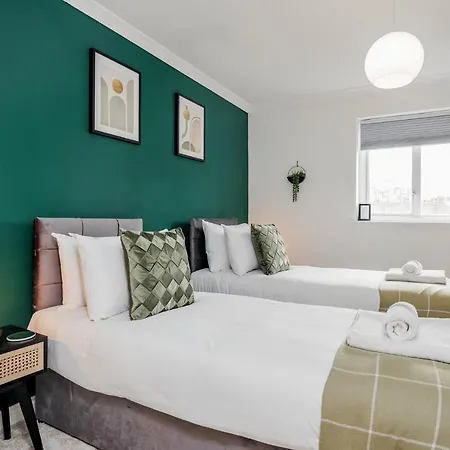 Large Penthouse By Damask Homes With Parking * Redbridge