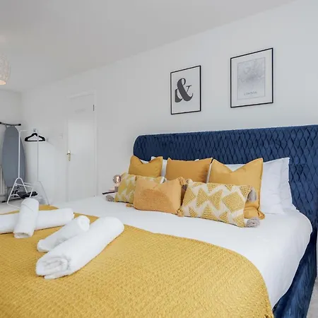 Large Penthouse By Damask Homes With Parking