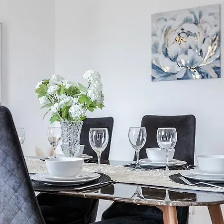 Apartment Large Penthouse By Damask Homes With Parking Redbridge