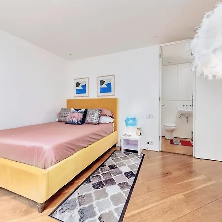 Interior-designer With 2 Terraces شقة لندن