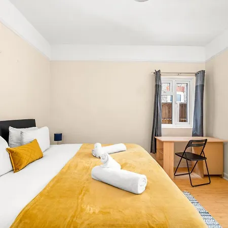 Homely 4-bedroom With 2 Baths & Free Parking *