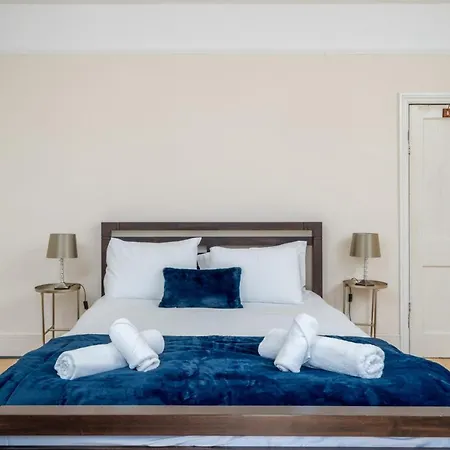 Homely 4-bedroom With 2 Baths & Free Parking Homestay London
