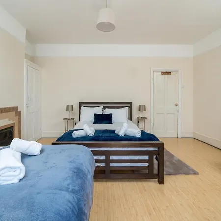 Homely 4-bedroom With 2 Baths & Free Parking