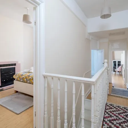 Homestay Homely 4-bedroom With 2 Baths & Free Parking *