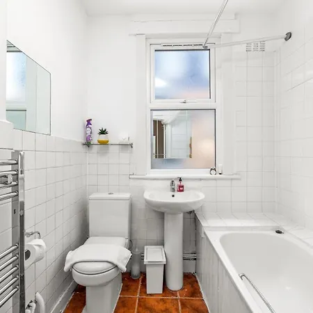 Homestay Homely 4-bedroom With 2 Baths & Free Parking London