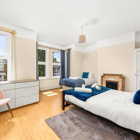 Homely 4-bedroom With 2 Baths & Free Parking *