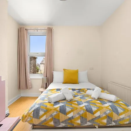 Homely 4-bedroom With 2 Baths & Free Parking *