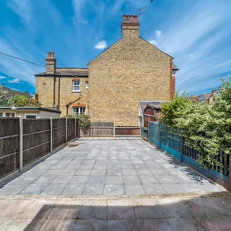 Homely 4-bedroom With 2 Baths & Free Parking * London