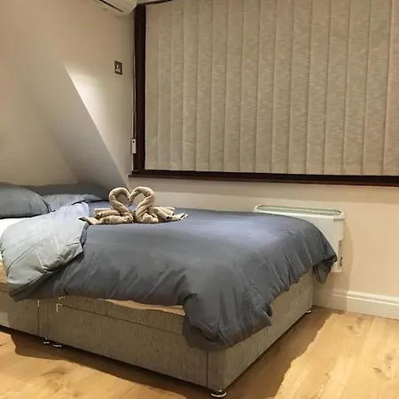 Flat In The Heart Of Golders London