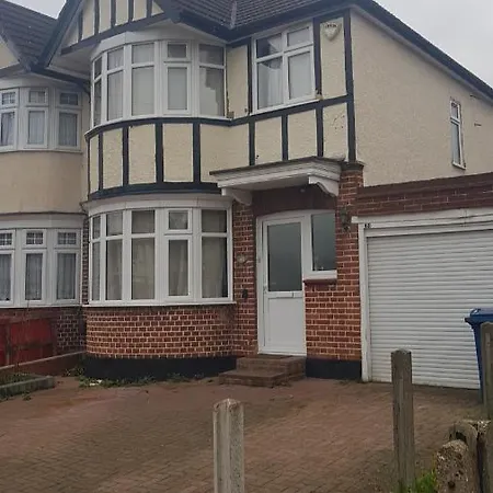 Cosy Relaxing 4 Bed With 2 Parking Space * Hatch End