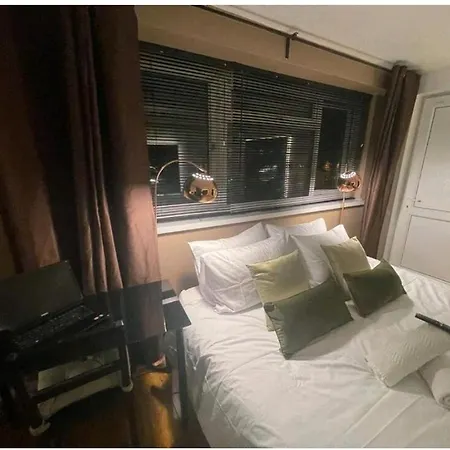 R3 Superking Sized Bed & 75