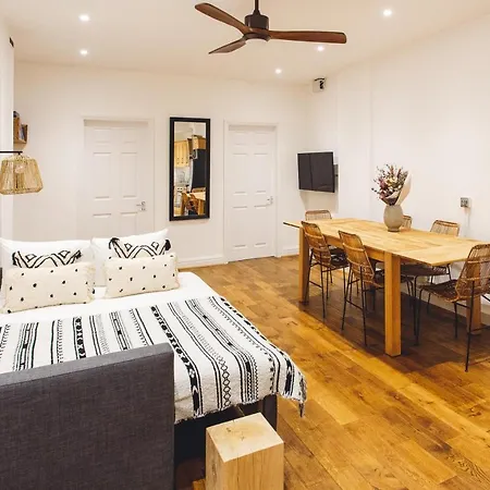 2 Bedroom Right On Trafalgar Square *