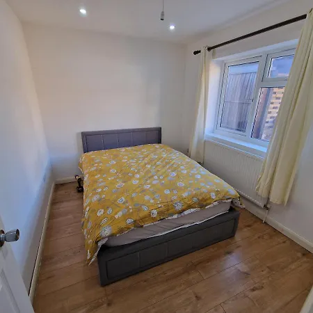 Mile End Budget * Londýn