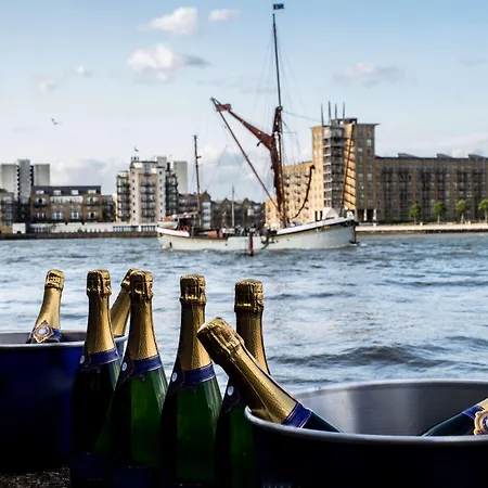 Doubletree By Hilton - Docklands Riverside 4* Лондон