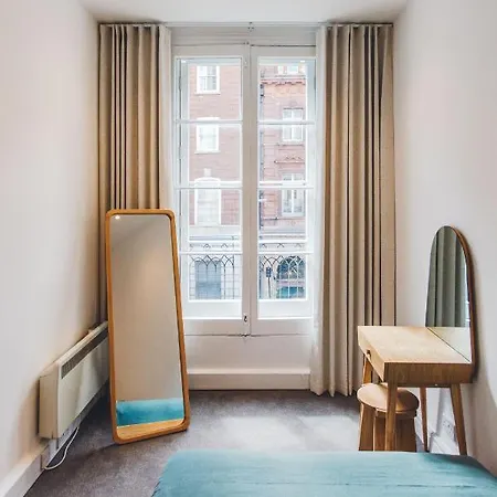 2 Bedroom Right On Trafalgar Square *