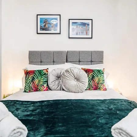 Casa vacanze Heathrow 2-bedroom Maisonette With Parking *