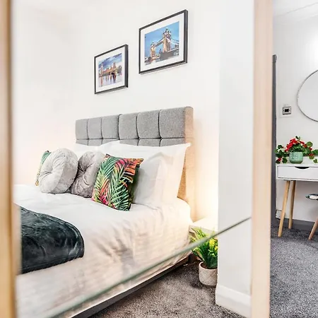 Casa vacanze Heathrow 2-bedroom Maisonette With Parking *