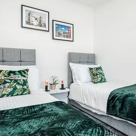 Heathrow 2-bedroom Maisonette With Parking *
