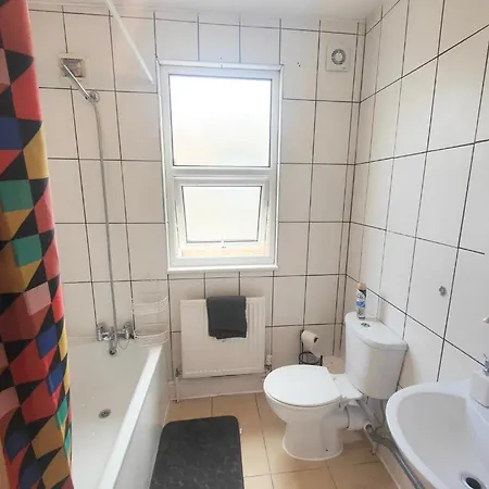 Lovely 3 Bedroom Serviced In Leytonstone Londres