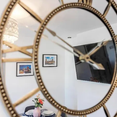 Heathrow 2-bedroom Maisonette With Parking