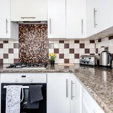 Heathrow 2-bedroom Maisonette With Parking Casa vacanze *