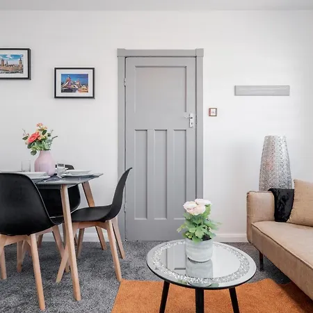 Heathrow 2-bedroom Maisonette With Parking Casa vacanze *