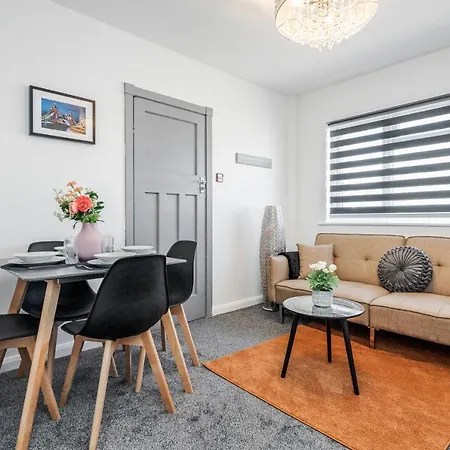 Casa vacanze Heathrow 2-bedroom Maisonette With Parking