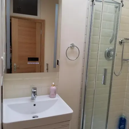 London Luxury 1 Min From Redbridge Station With Parking *