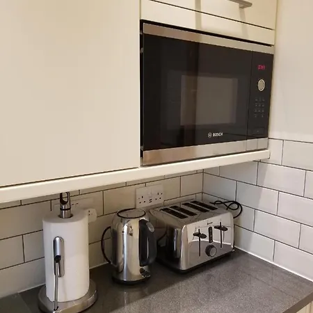 Apartment London Luxury 1 Min From Redbridge Station With Parking