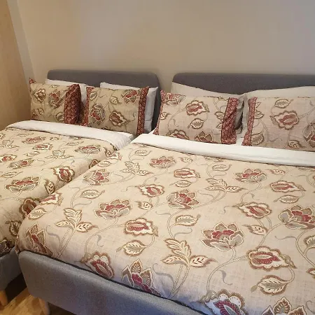 London Luxury 1 Min From Redbridge Station With Parking Apartment *